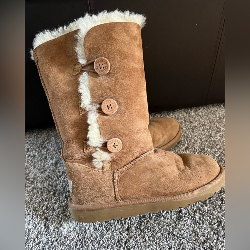 Kids chestnut Uggs size 5 (womens size 7)